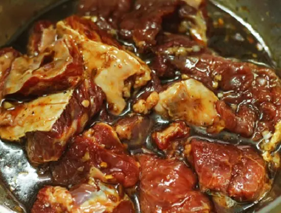ngâm thịt bò với nước tương