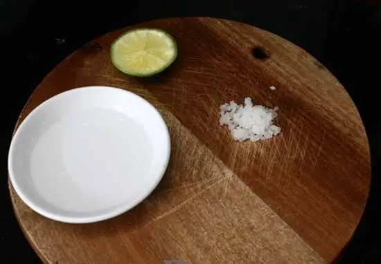 Chỉ cần muối, 1/3 quả chanh và một vài thìa giấm để làm sạch thớt gỗ