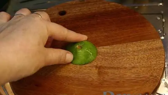 Rắc muối lên thớt, dùng chanh chà cho thật sạch thớt