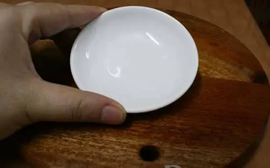 Sử dụng giấm trắng thoa đều bề mặt thớt ở khâu cuối