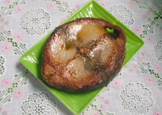 Trước khi làm món cá ngừ sốt cà chua cần rán qua cá ngừ