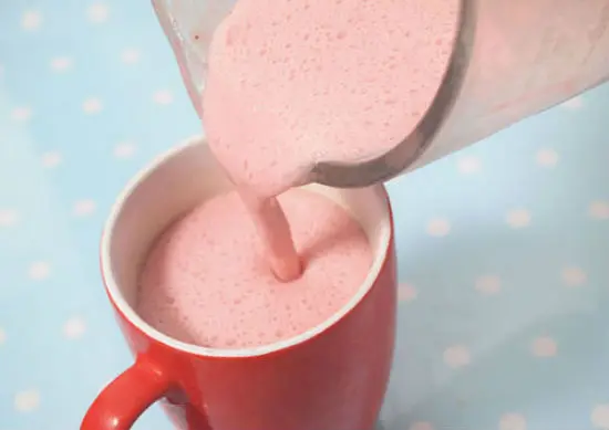 Làm sữa lắc dâu tây không khó 4