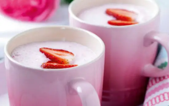 Làm sữa lắc dâu tây không khó