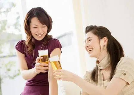 uống bia còn giúp phụ nữa giữ làn da đẹp