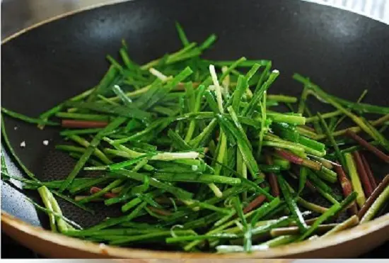Xào lá hẹ để làm món thịt nướng