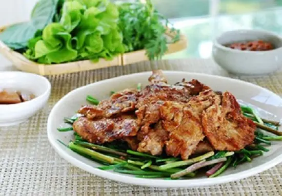 Gói thịt nướng với rau sống ăn kèm