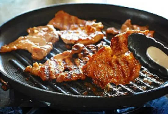 Cho thịt vào chảo nướng để làm món thịt nướng