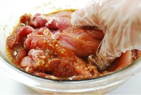 Ướp thịt nướng với gia vị