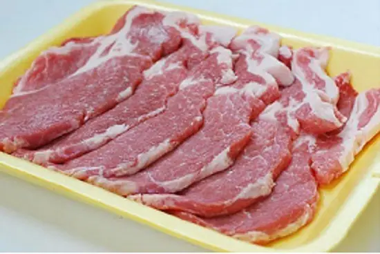 Thái thịt lát mỏng để làm thịt nướng