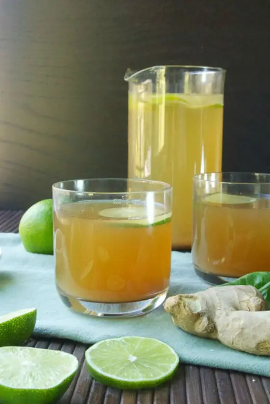 Thưởng thức ly trà gừng ấm nóng trong ngày lạnh