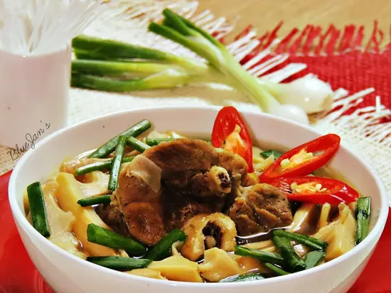 Măng hầm chân giò ai ăn cũng thích