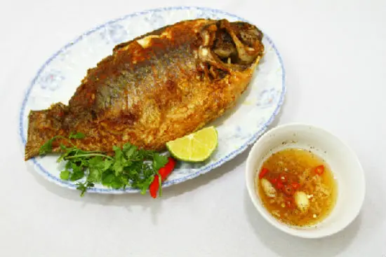 Mẹo chiên cá vàng thơm mà không dính chảo 5