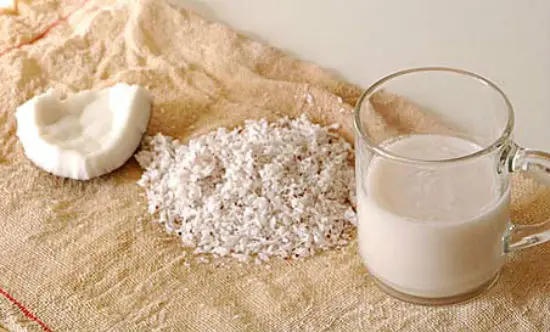 Sử dụng nước cốt dừa chữa nhiệt miệng