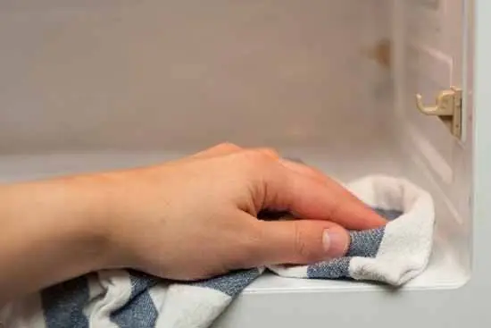 MẸO LÀM SẠCH LÒ VI SÓNG BẰNG CHANH CHỈ TRONG NHÁY MẮT