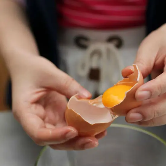 Sơ chế nguyên liệu làm cà phê trứng