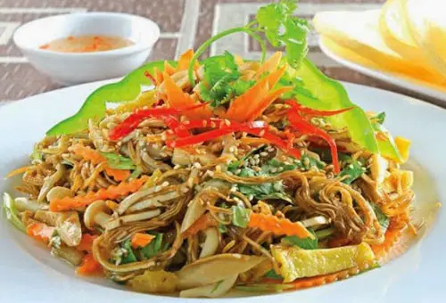 Món ngon cuối tuần: Nộm hoa chuối với thịt gà dễ ăn