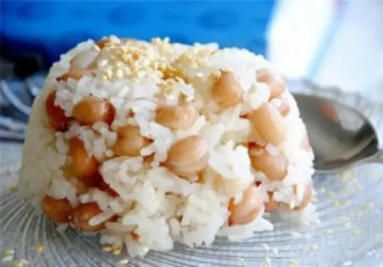 Nấu xôi lạc bằng nồi cơm điện nhanh chóng mà thơm ngon