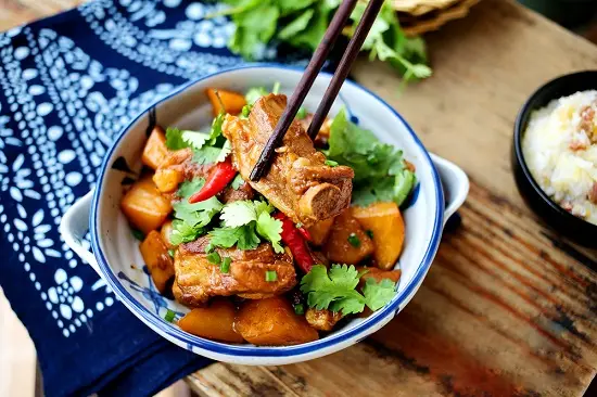 sườn heo om khoai tây đậm đà