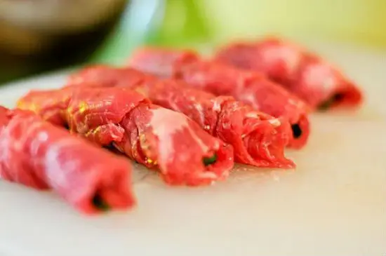 ngon-mat-ngot-com-voi-thit-bo-cuon-hanh-nuong-4