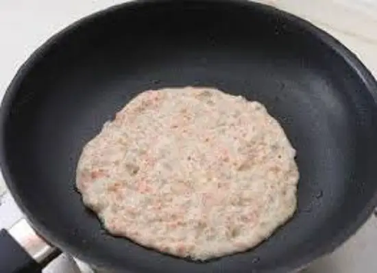 Cho bột bánh để rán bánh tôm chiên