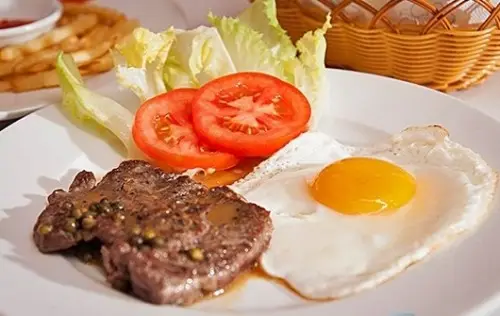 cách làm bò bít tết với trứng ốp la