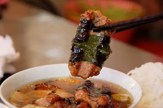 Bún chả kẹp que tre.