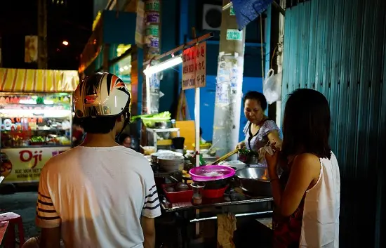 thực phẩm bà bầu nên tránh đồ ăn vỉa hè