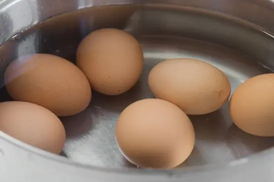 Mẹo vặt luộc trứng không bị nứt