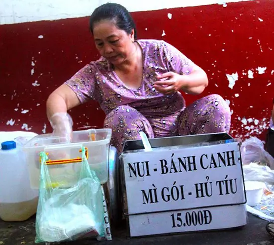 Hẻm 76 đường Hai Bà Trưng, quận 1 cũng nổi tiếng với những món ăn ngon giá dao động 10.000 - 15.000 đồng. Tuy nhiên, các quán chỉ phục vụ từ 16 – 18h vàkhách hàng chủ yếu là dân văn phòng.