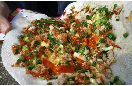 Khu chợ 200 trên đường Xóm Chiếu, quận 4 được mệnh danh là chợ ăn vặt khá “đình đám” với đủ món ăn hấp dẫn, lạ miệng, giá từ 3.000 - 10.000 đồng/món.