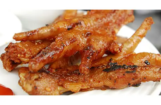Các món “sang” như cút nướng, cánh gà nướng, chân gà có giá dao động 10.000 - 15.000 đồng. Trong khi các quán bình dân như bánh tráng nướng, bánh xèo giá khoảng 3.000 – 4.000 đồng luôn tấp nập người ra vào.