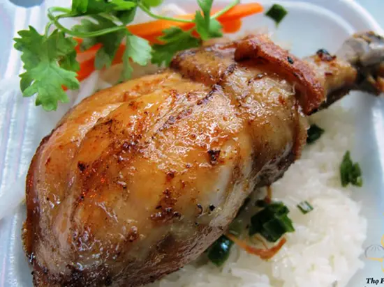 Mở hàng từ sáng đến tận khuya nên bất cứ lúc nào thực khách cũng có thể chọn cho mình những chiếc đùi gà phổng phao ăn kèm với nắm xôi dẻo quánh chỉ với 12.000 đồng. Quán bán tại số 78 Nguyễn Tri Phương, Quận 5.