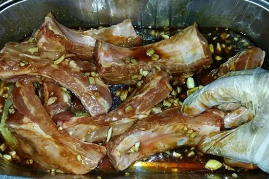 SƯỜN NƯỚNG TỎI CHO BỮA TỐI THÊM ĐẬM ĐÀ