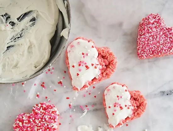 Tạo bánh trái tim từ bỏng gạo ngọt ngào cho ngày Valentine