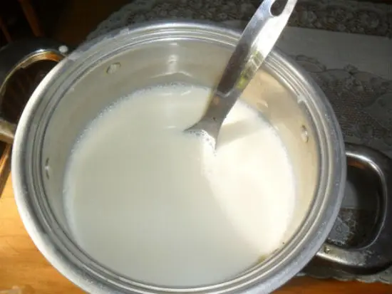 Đun sữa hạt sen với lửa nhỏ