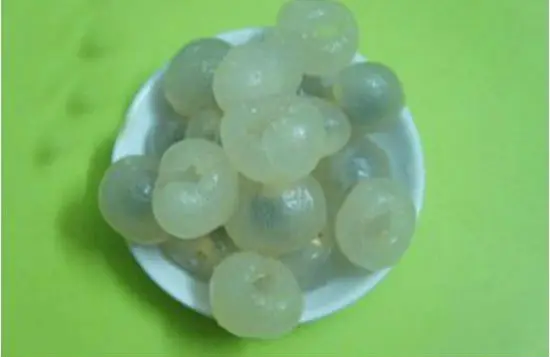 Sơ chế nhãn làm món chè Thái