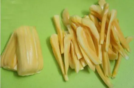 Sơ chế mít làm món chè Thái