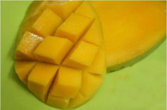 Sơ chế xoài làm món chè Thái