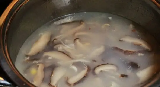 Đổ nồi nước ngô vào nấu súp gà nấm hương