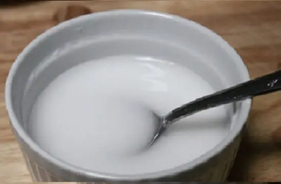 Hòa tan bột năng để nấu súp gà nấm hương