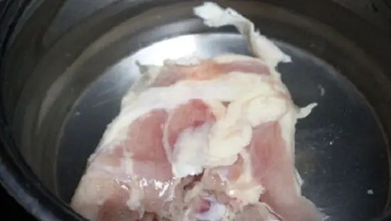 Luộc thịt lườn gà để nấu súp gà nấm hương