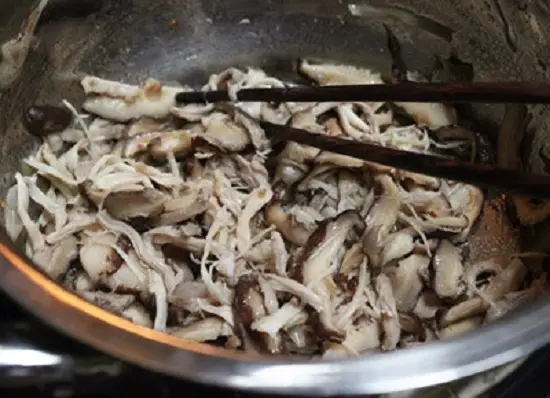 Xào thơm thịt gà và nấm hương để nấu súp gà nấm hương