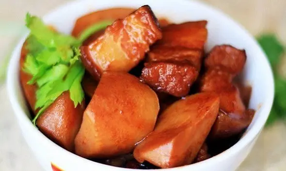 Thịt ba chỉ kho khoai sọ ngon cơm