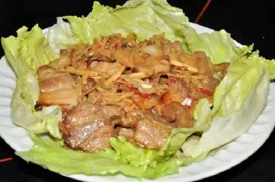 thịt ba chỉ kho riềng ăn với rau sống