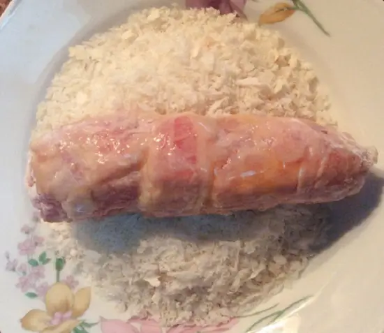 lăn cuộn thịt vào bột chiên xù
