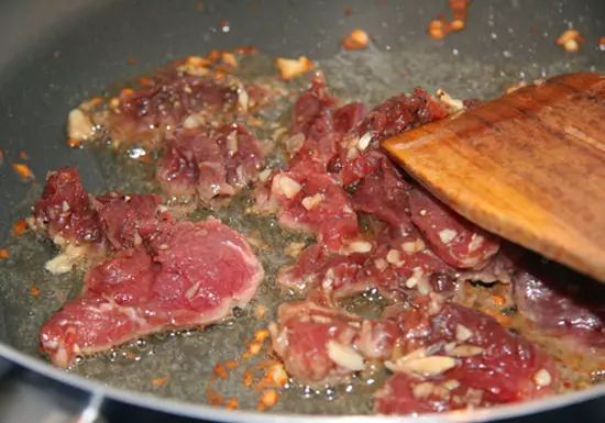 thit-bo-xao-hanh-tay-ca-chua-1