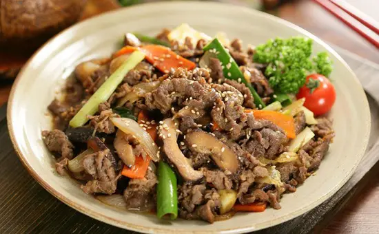 thit-bo-xao-hanh-tay-ca-rot