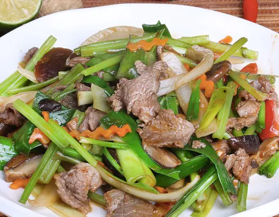 thit-bo-xao-hanh-tay-can-tay-1