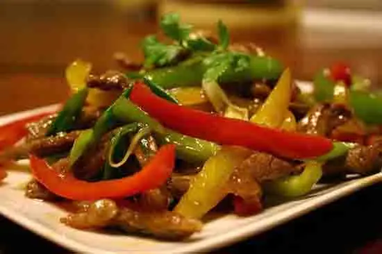 thit-bo-xao-hanh-tay-ot-chuong