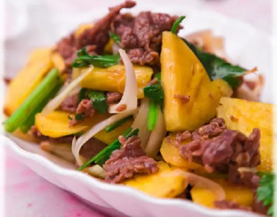 thit-bo-xao-hanh-tay-va-dua-2